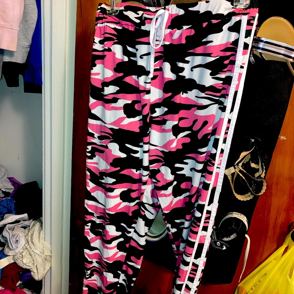 No boundaries,medium,pink black and white army colored leggings long